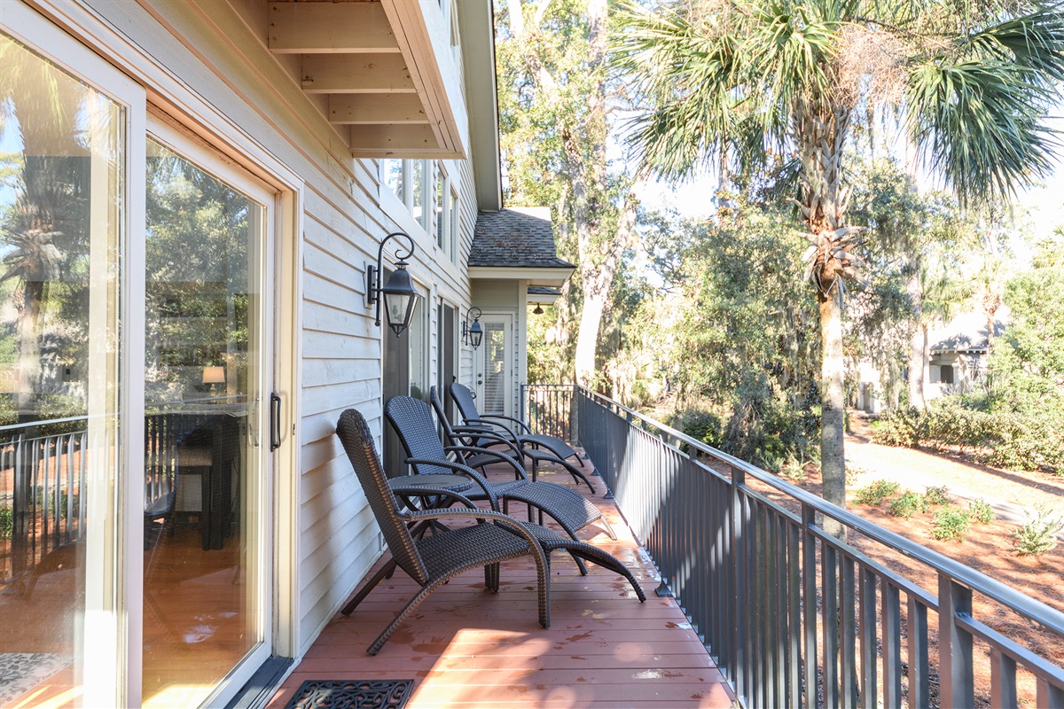 balcony overlooking backyard and leisure path to the beach