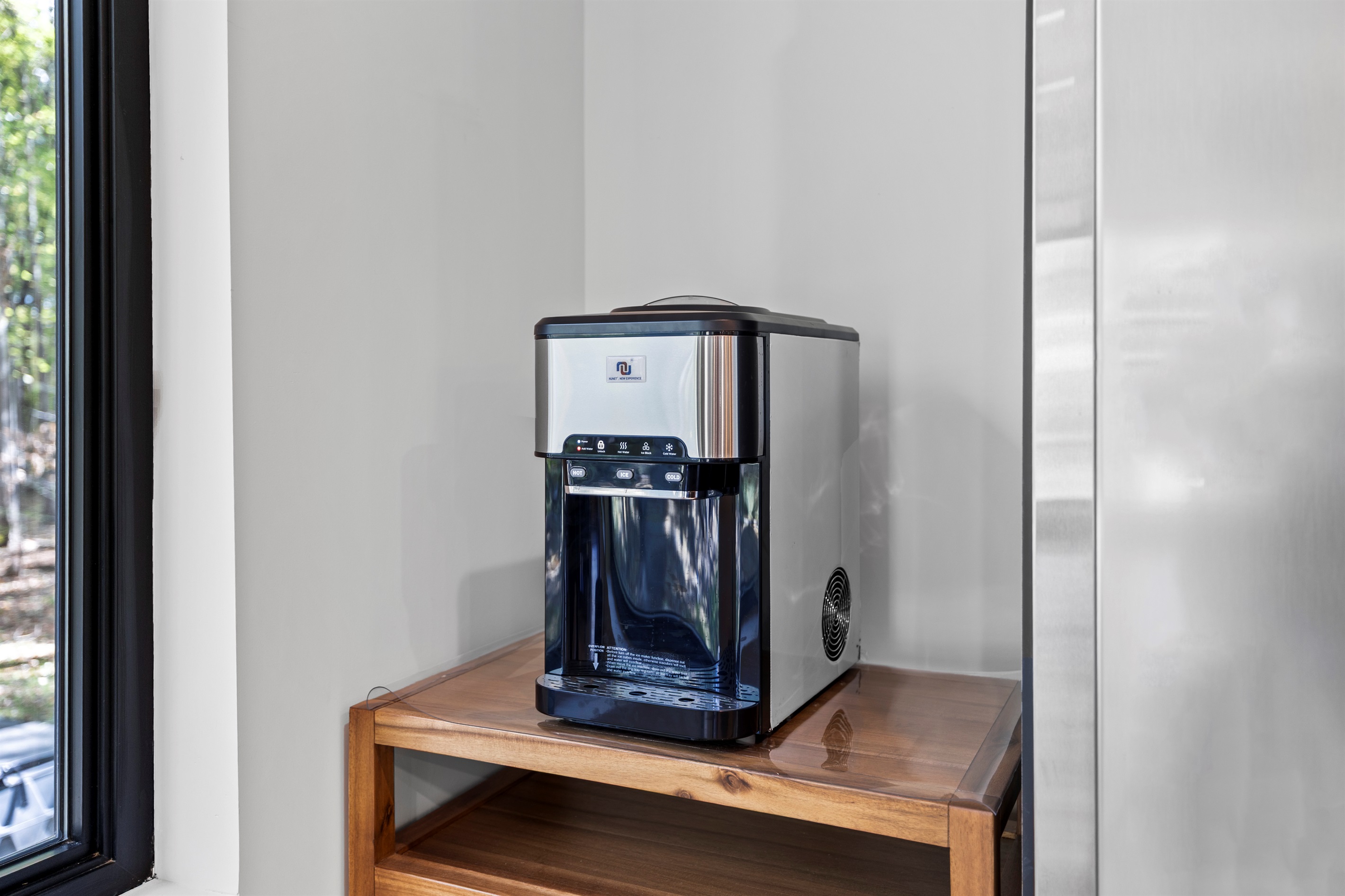 Water and Ice machine so you can enjoy a crisp drink! 