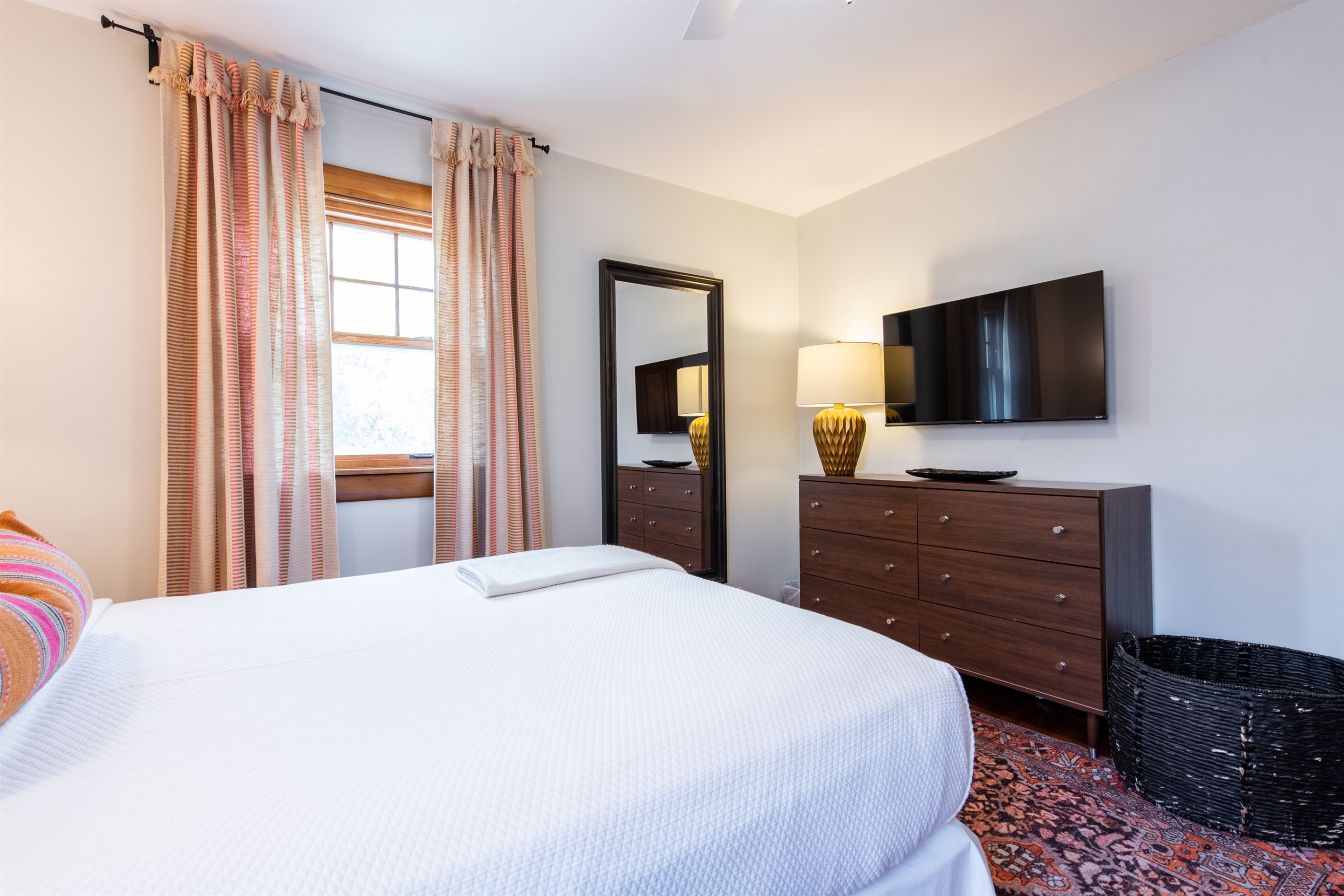 Bedroom #4 *Queen Size Bed *Smart TV *White Noise Machine *Full Bathroom With Tub In Hallway