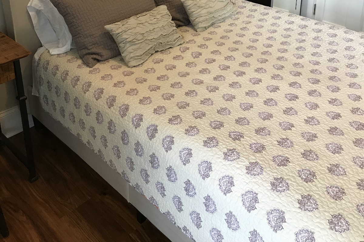 Queen bed with additional closet