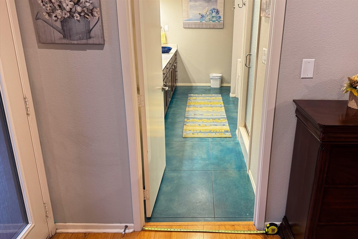 King 1 looking into the ensuite bathroom.