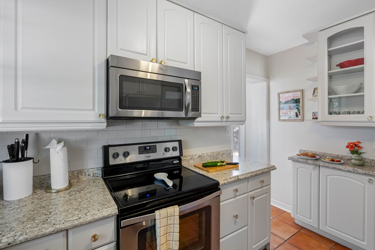 With its combination of high-end appliances and easy access to dining and living areas, this kitchen makes both cooking and entertaining a breeze.