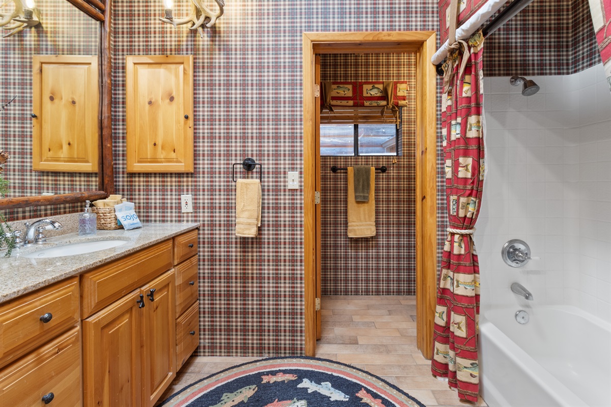 Guest bath with tub/shower and private toilet room
