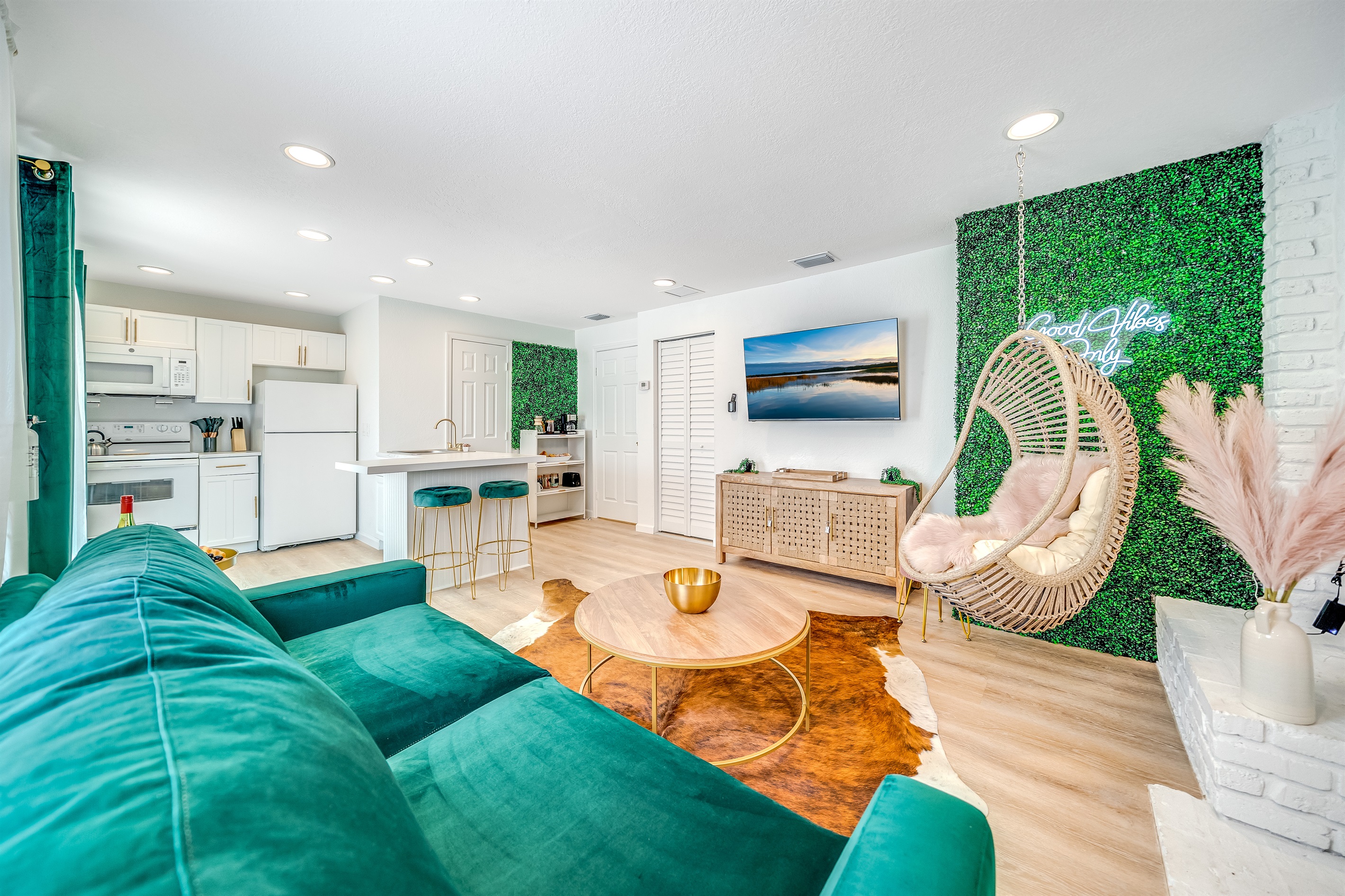 Guesthouse with Fenced Yard- Palm Wave Says