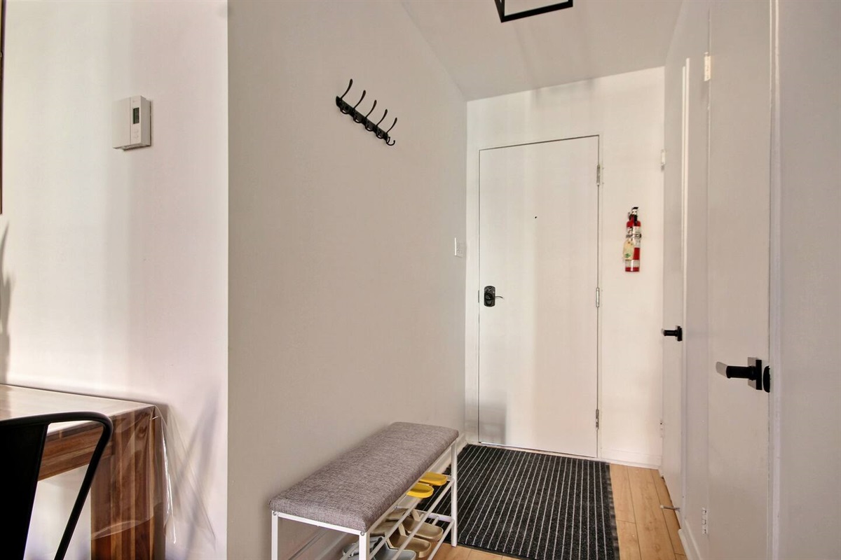 Entrer du logement avec un garde-robe pour déposer vos manteaux et effets!