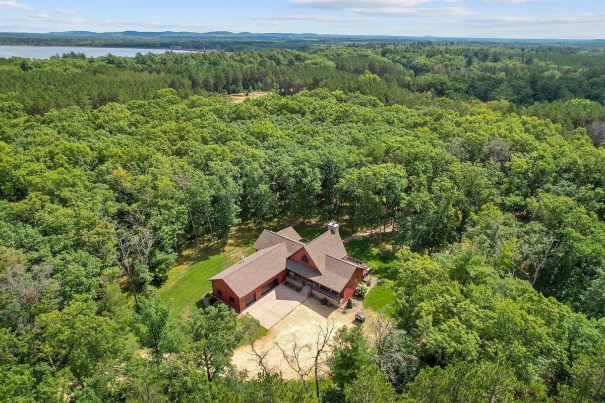 Spacious 6-bedroom vacation home near Castle Rock Lake - perfect for large families and group getaways