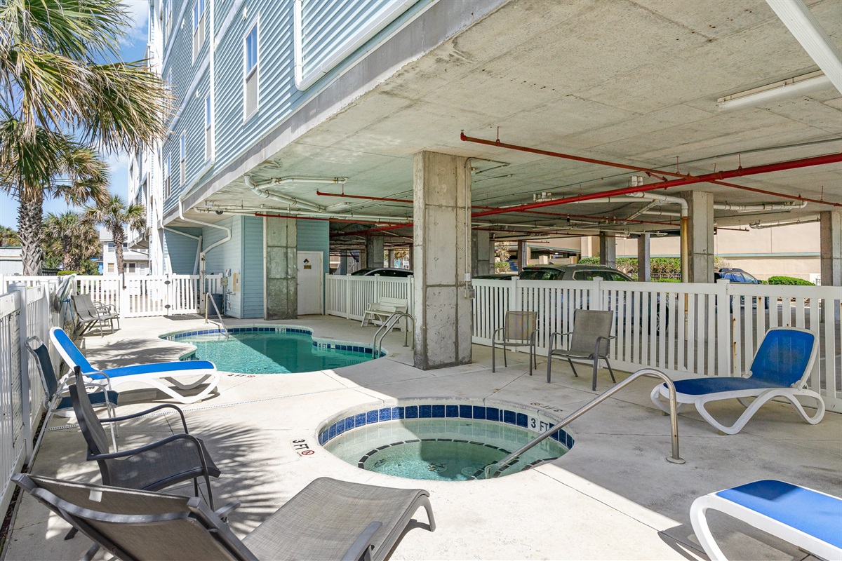 Outdoor pool & Hot Tub