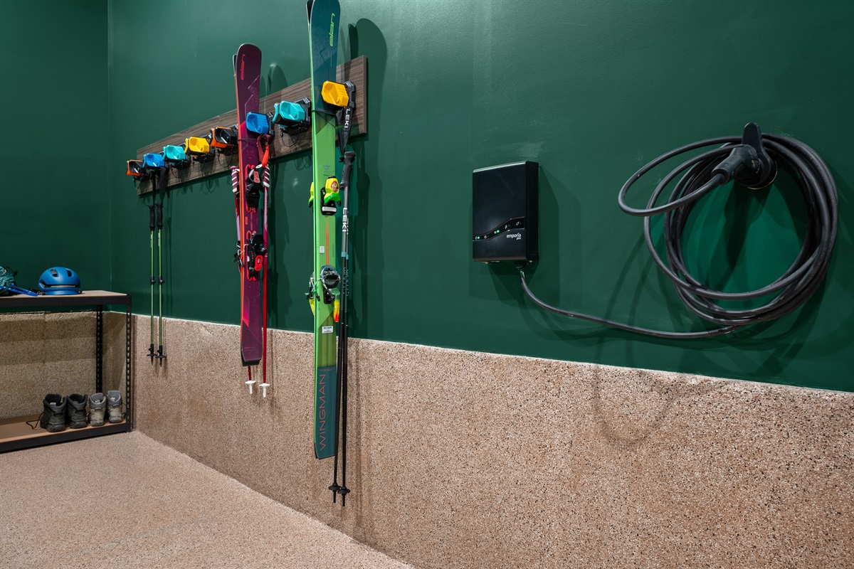 8 Ski/Snowboard grapple hooks and shelf for boots/helmets
