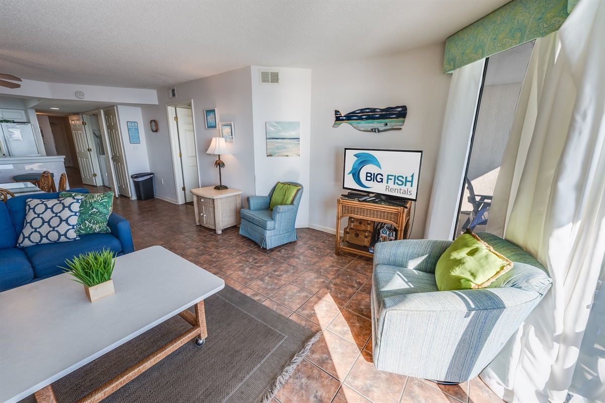 Living Room with Stunning Views🌊☀️