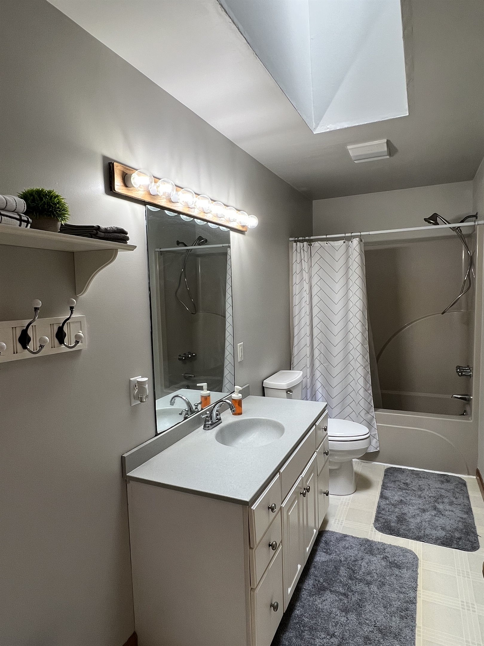 1st floor bath w/ tub/shower