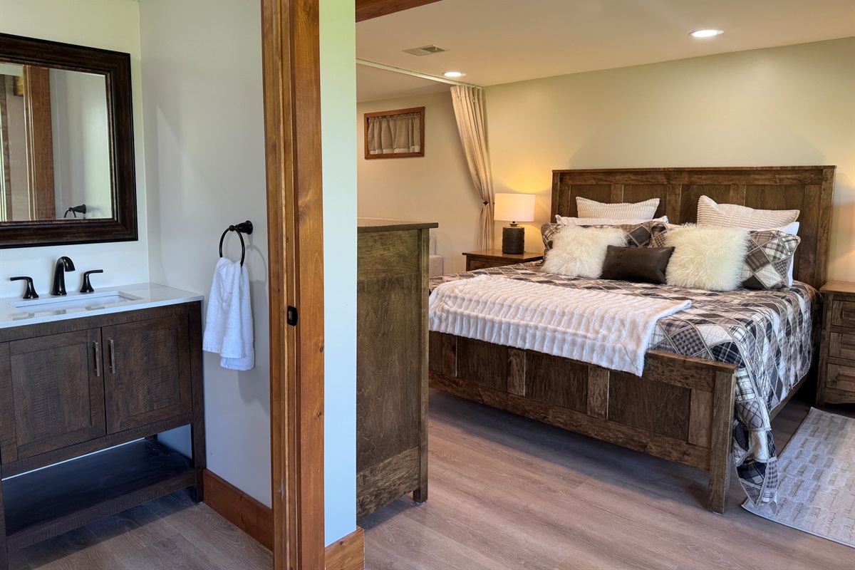King bedroom ensuite 1/2 bath