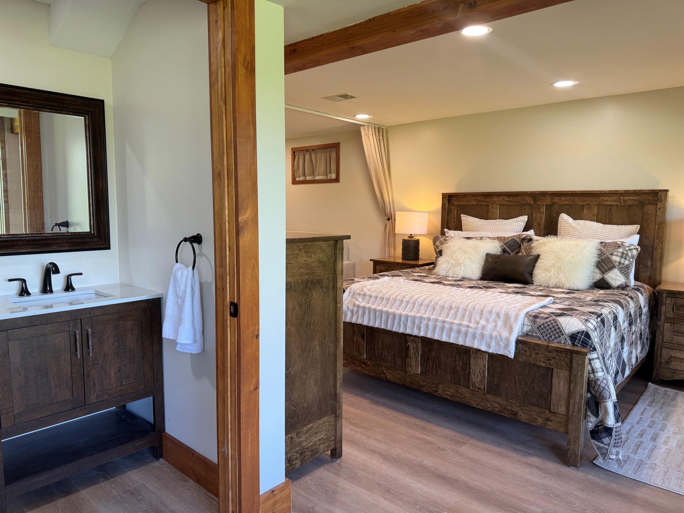 King bedroom ensuite 1/2 bath