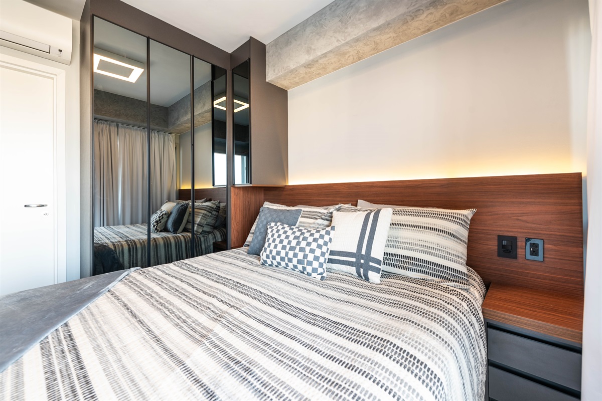 Iluminação e amplitude 🌟 Quarto amplo com iluminação natural e armários planejados, unindo praticidade e elegância.