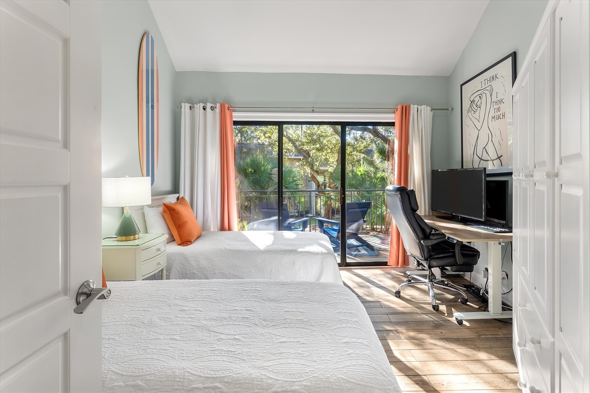 Secondary bedroom with 2 twin beds, smart TV and workspace