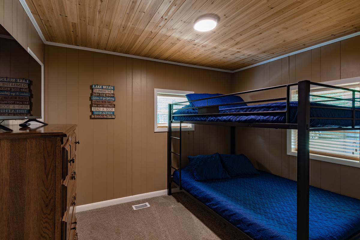 Kids and grown-ups alike will love the queen-over-queen bunk room, giving the family flexible and comfortable sleeping space.