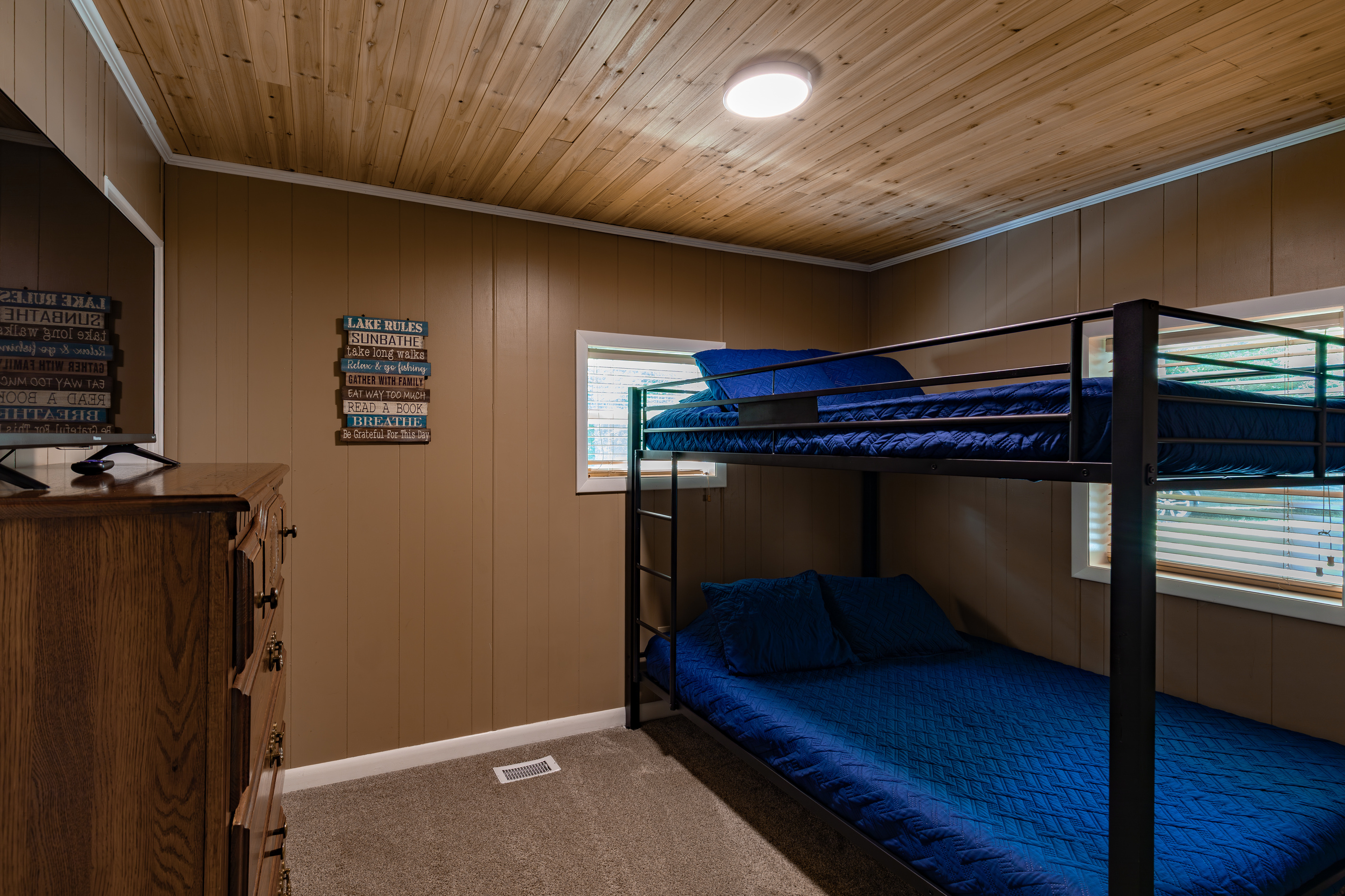 Kids and grown-ups alike will love the queen-over-queen bunk room, giving the family flexible and comfortable sleeping space.