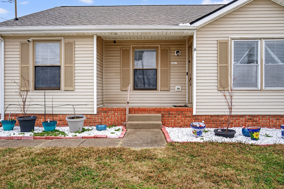 Cozy 3 bedroom 2 bath home offers plenty of room to sleep up to 7. High speed internet, washer and dryer, linens, and all kitchen amenities included. Located just across from Ft. Campbell Army