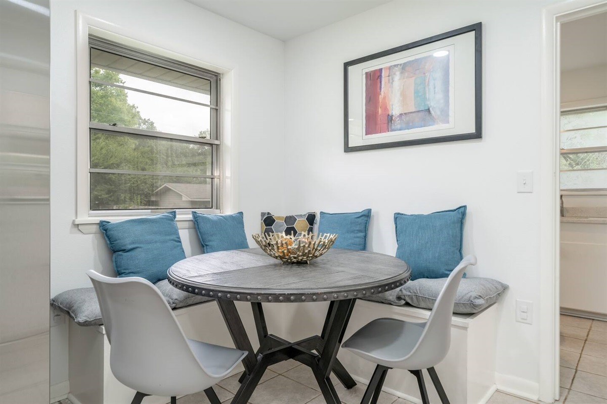 A cozy dinning area for the family.