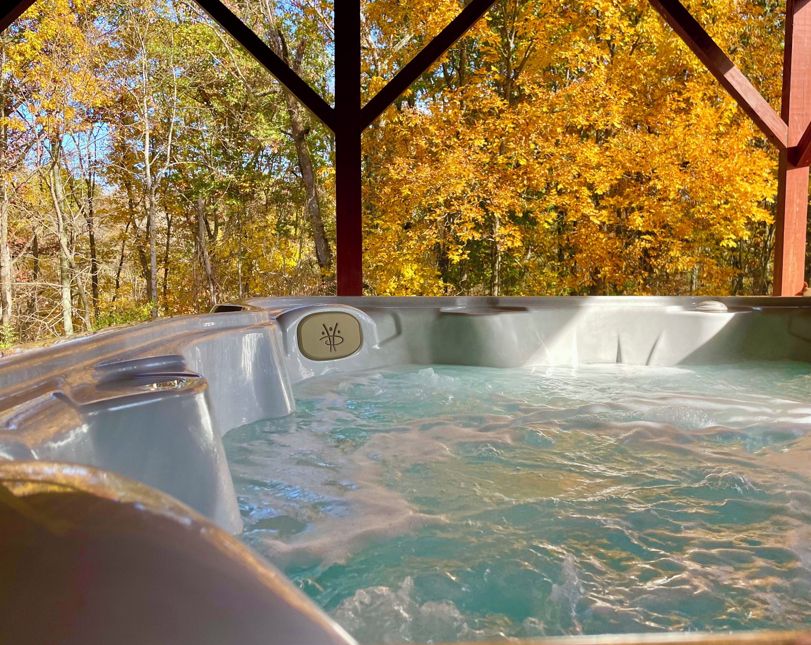 BRAND NEW HOT TUB! Best seat in the house to watch the sunrise in the mornings☀️