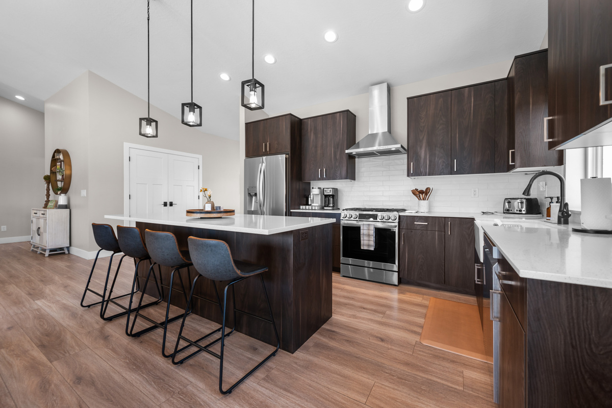 Large center island with seating for casual breakfasts, après-ski snacks, or evening conversations over drinks.