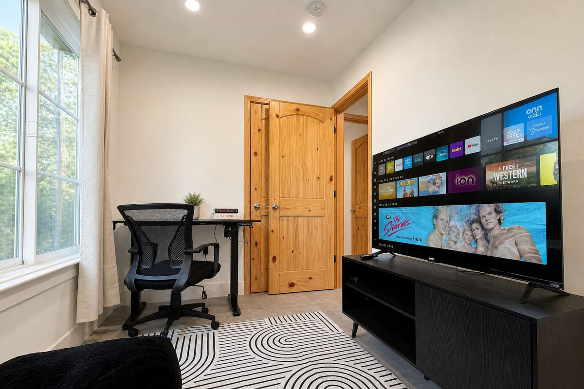Modern & Remote-Ready Near Downtown, photo 4