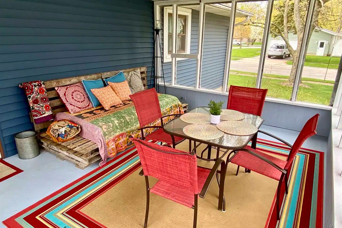 Boho-Chic Decor and Seating Out on the Porch