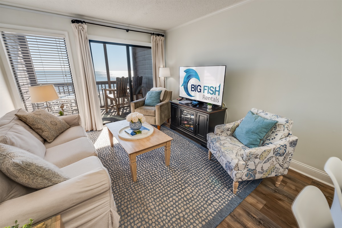 Living Room with Stunning Views🌊☀️