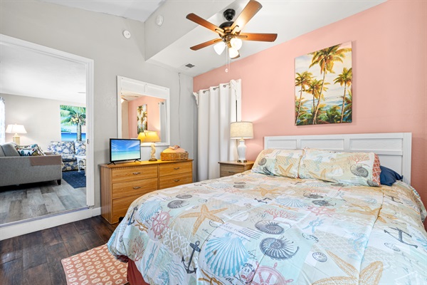Seabreeze Queen bedroom with Smart TV, Linens for 2 and a walk in closet!