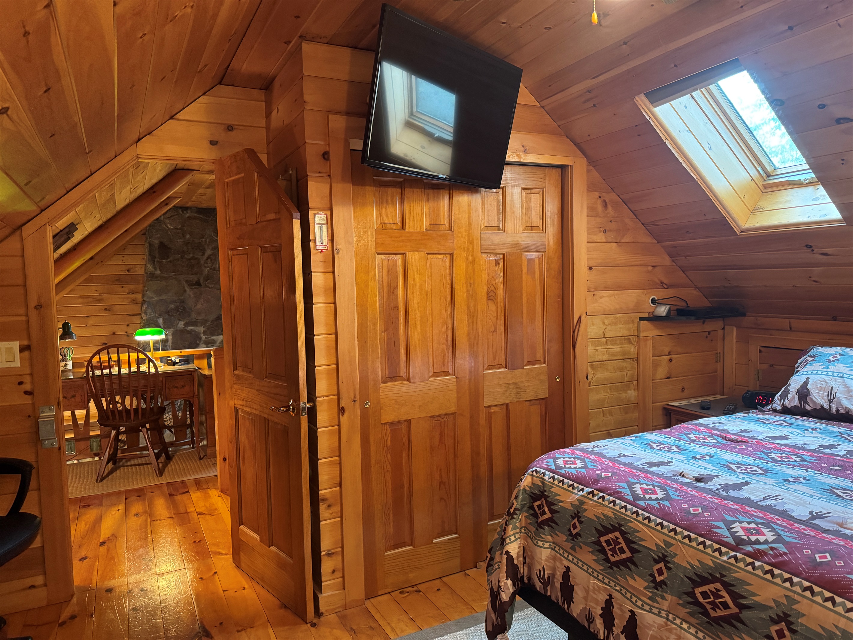 2nd floor King with SmartTV