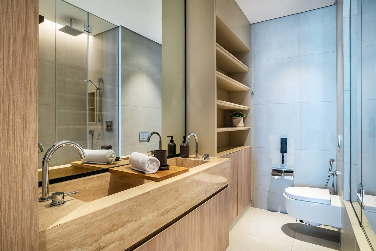 Large en suite bathroom