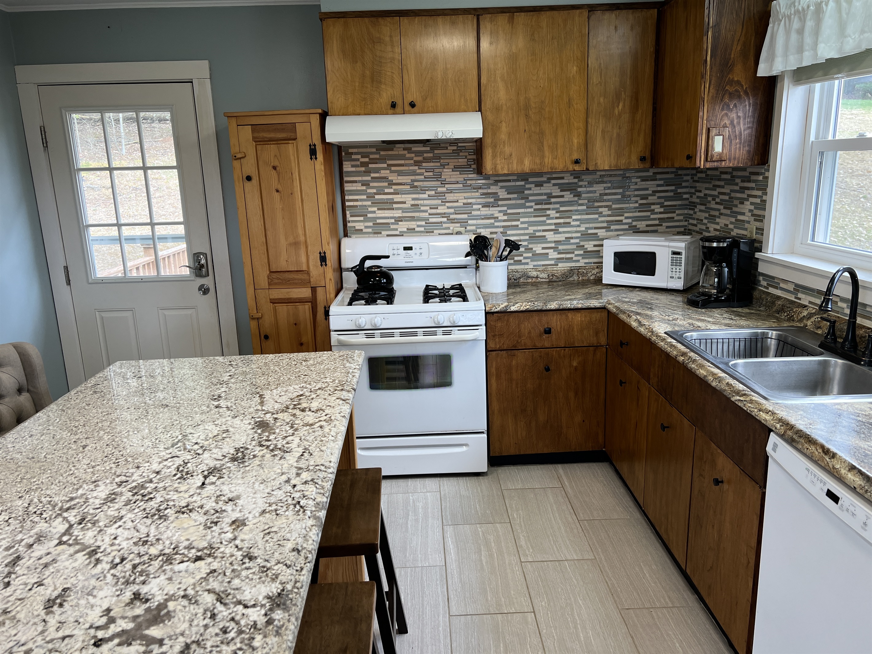 Fully equipped kitchen with everything you need to make a meal expect food!