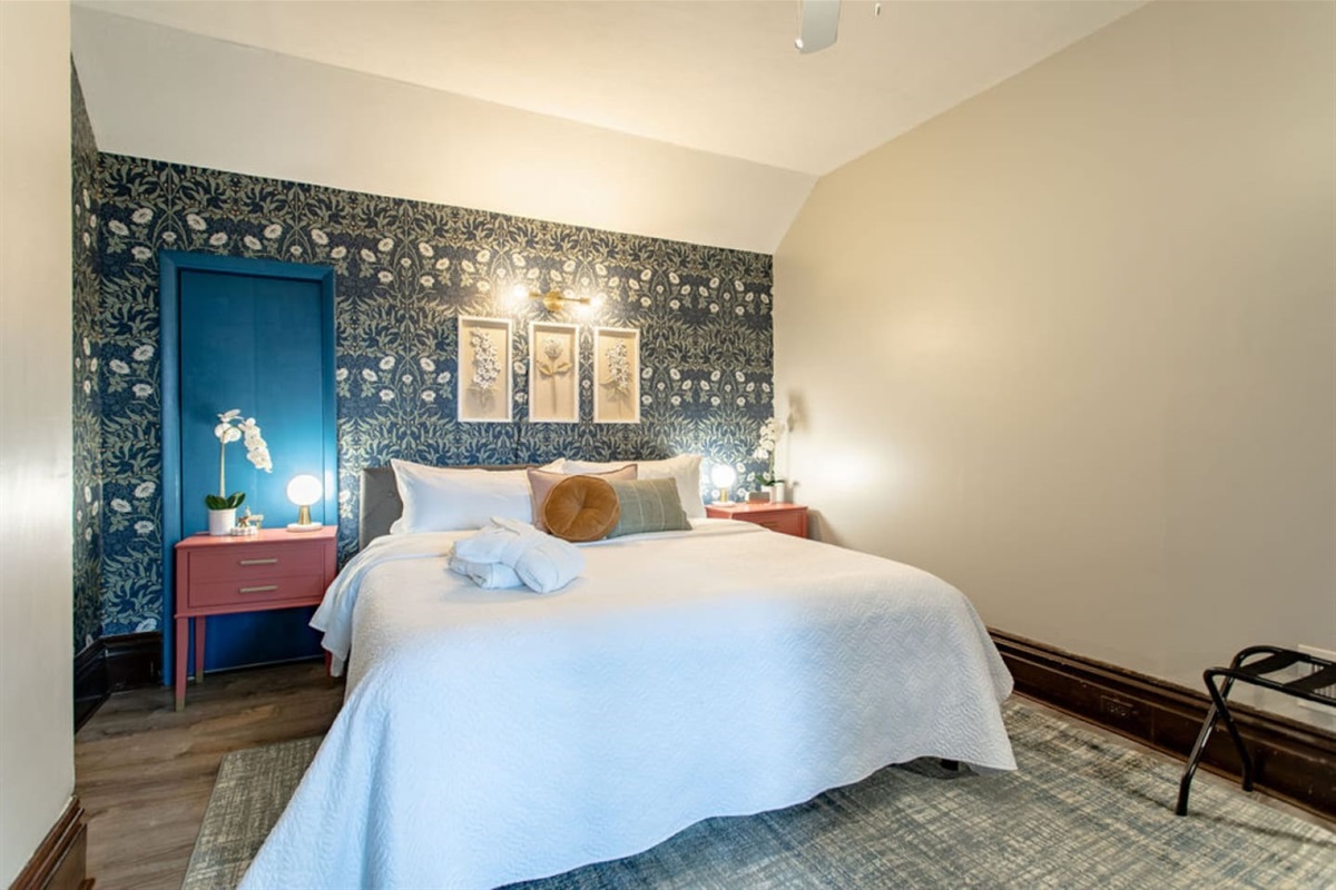 Cozy bedroom featuring a comfortable bed with soft linens, creating a peaceful retreat for a restful night’s sleep.
