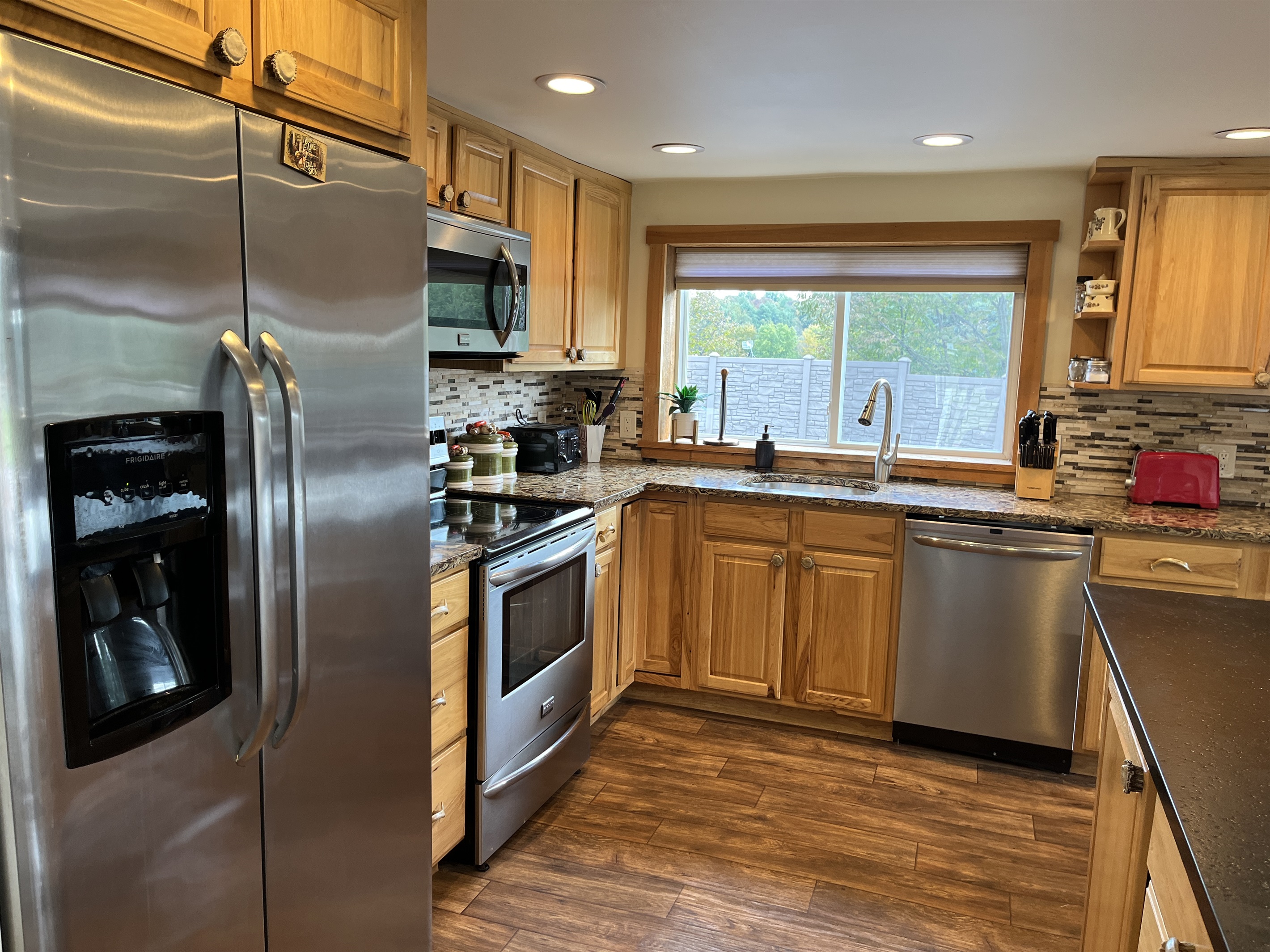 Kitchen w/ combo Keurig/coffee pot