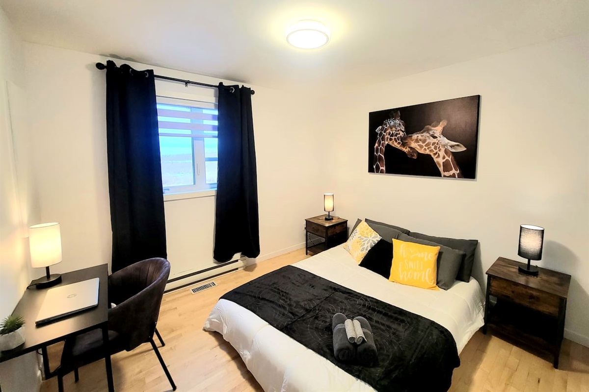 2e chambre au rez-de-chaussée avec un lit Queen.
