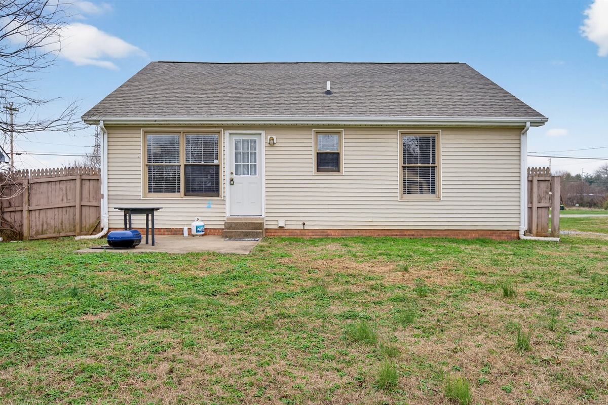 Cozy 3 bedroom 2 bath home offers plenty of room to sleep up to 7. High speed internet, washer and dryer, linens, and all kitchen amenities included. Located just across from Ft. Campbell Army