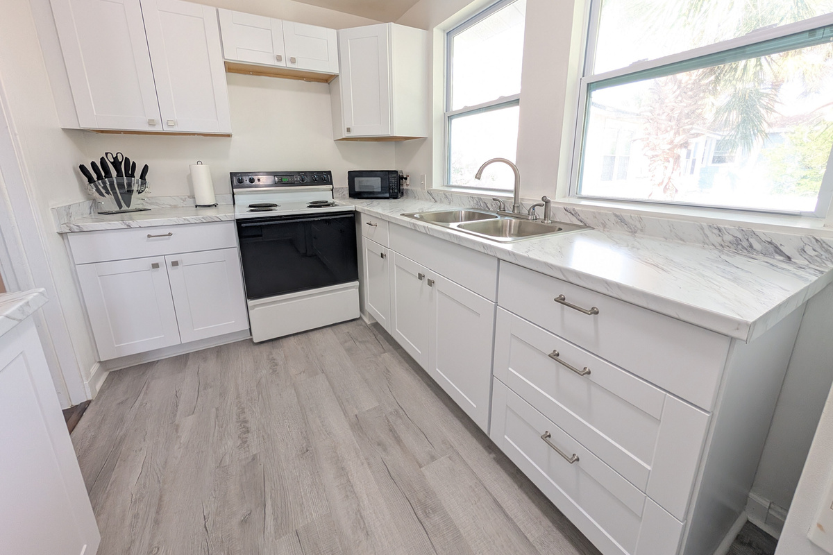 Full oven and microwave in the kitchen