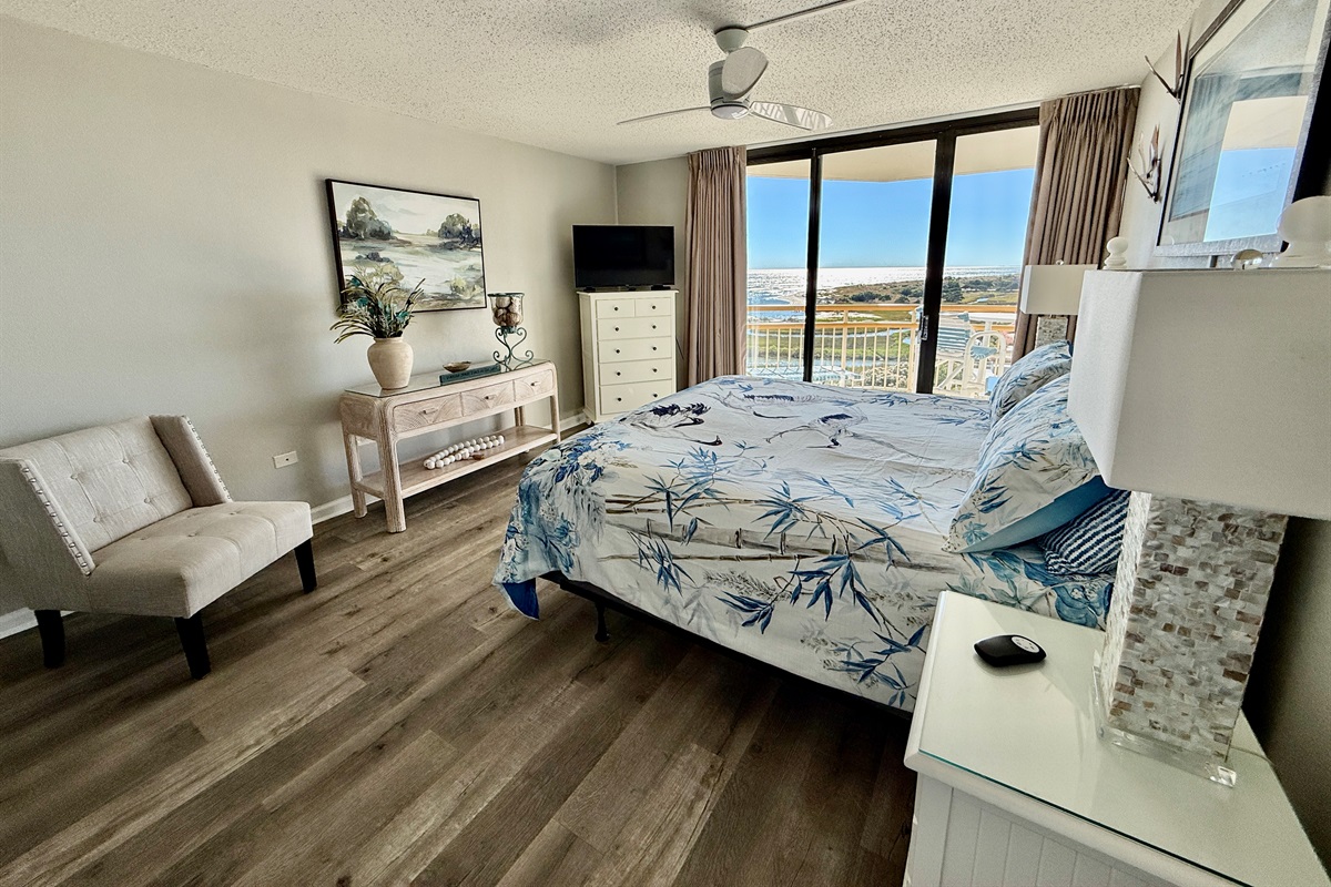 Primary Bedroom w/King Bed, En Suite Bath, and Walk In Closet