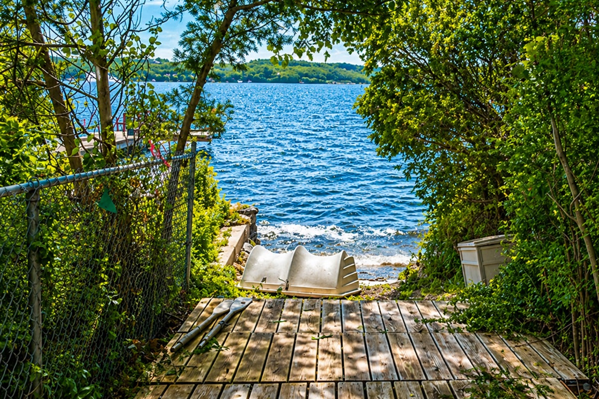 Breathtaking lakefront at the end of your private path—ideal for kayaking, fishing, or relaxing by the water! 🚣‍♂️🌅🍃