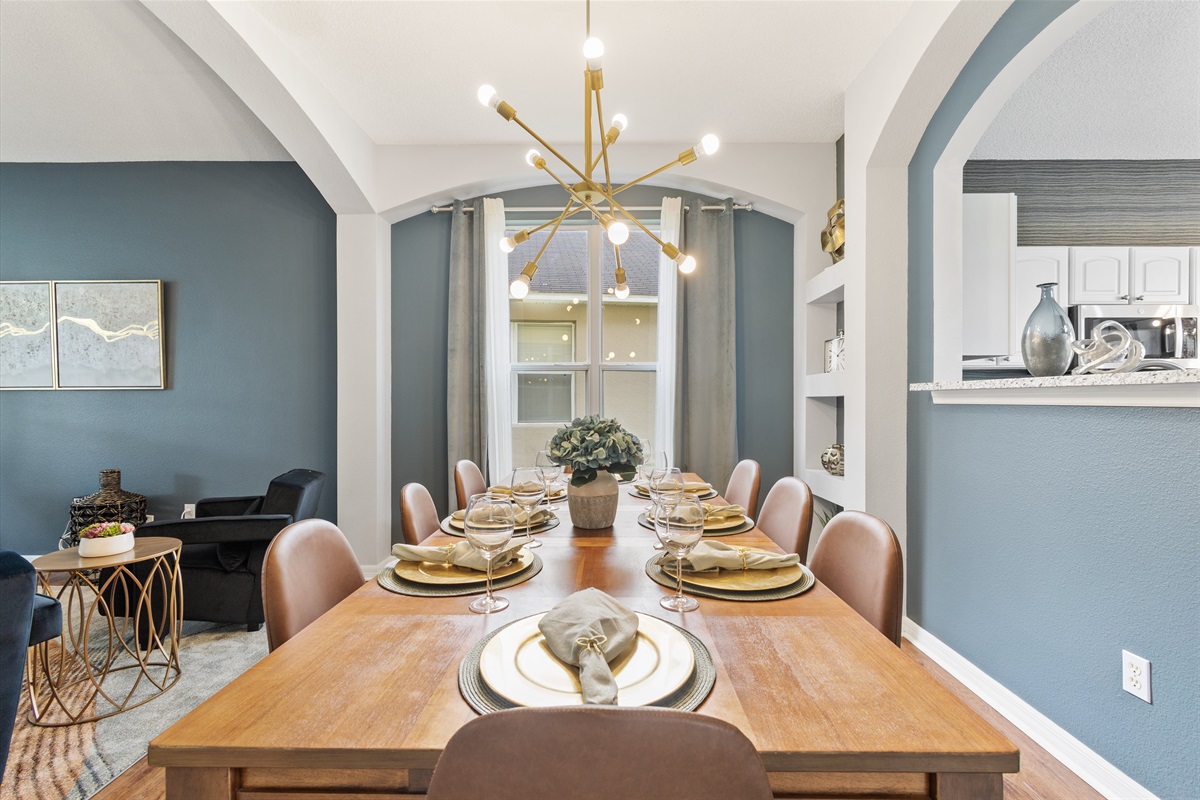 Dining Area that seats 8