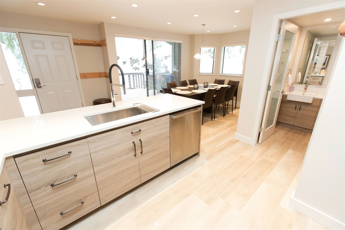 Large modern kitchen, dining & living area, perfect for entertaining large groups. Custom built-in live edge dining table seats 10 people. Patio off dining area. Ski home for lunch. 100 yards from gondola. Ski on ski off. 