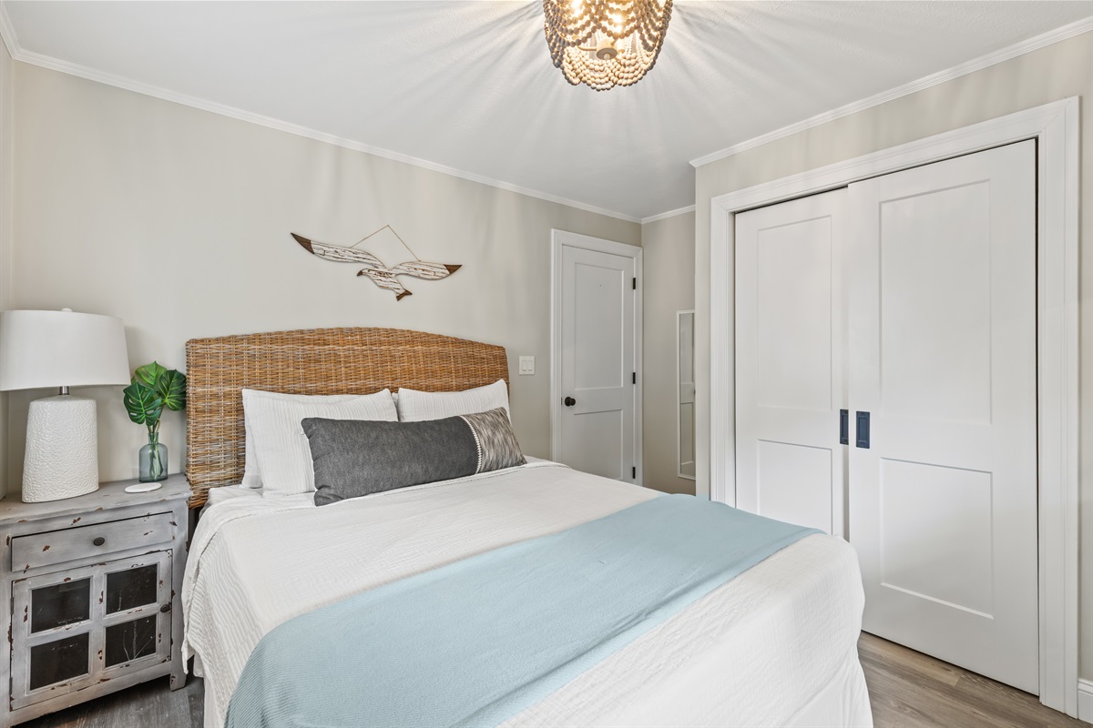 Queen primary bedroom
