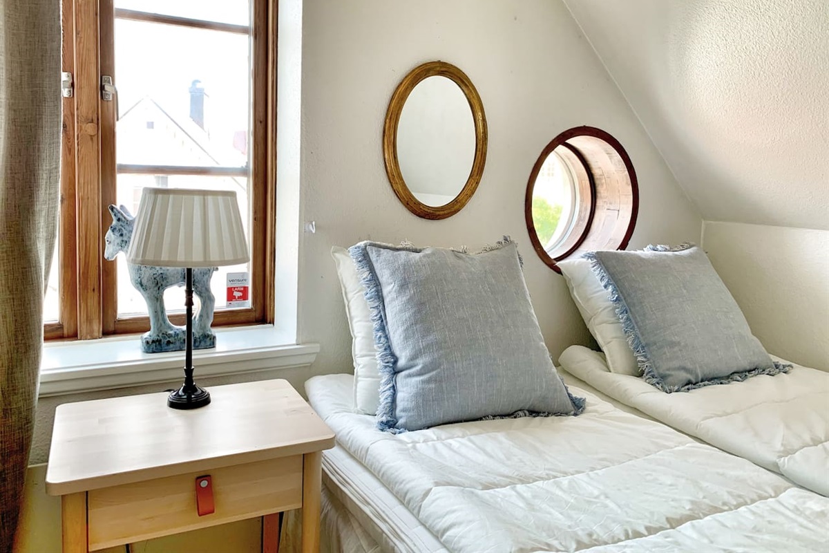 Ytterligare ett sovrum en trappa upp. Här finns två enkelsängar som kan separeras vid behov.