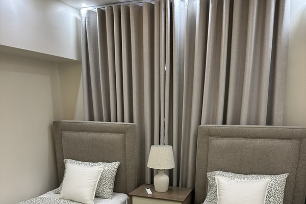 Third bedroom with two twin beds, perfect for kids or friends, plus A/C, ambient lighting, and a closet with built-in drawers for storage. 🛏️🛏️✨