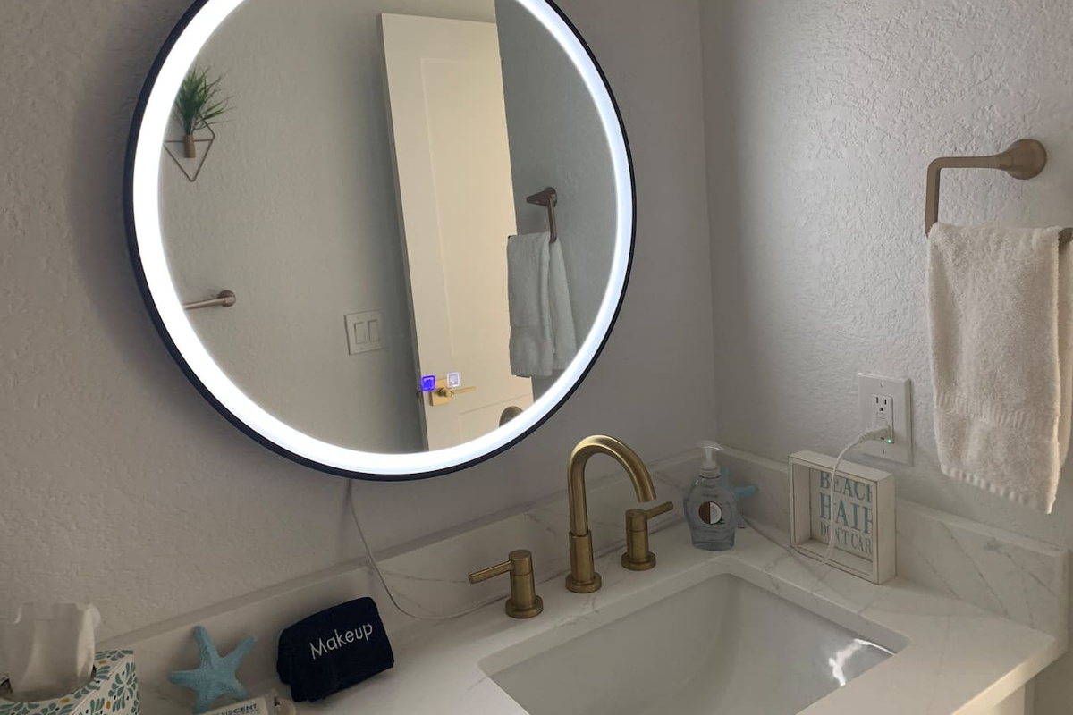 Bluetooth speaker mirror to have some music when getting ready 