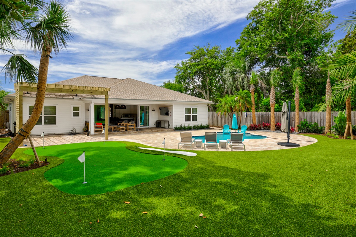 Private escape - large yard, heated pool, and putting green