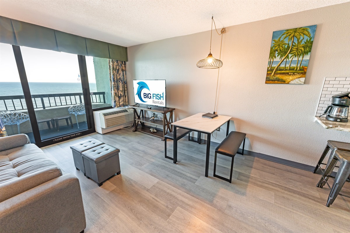 Living Room with Stunning Views🌊☀️