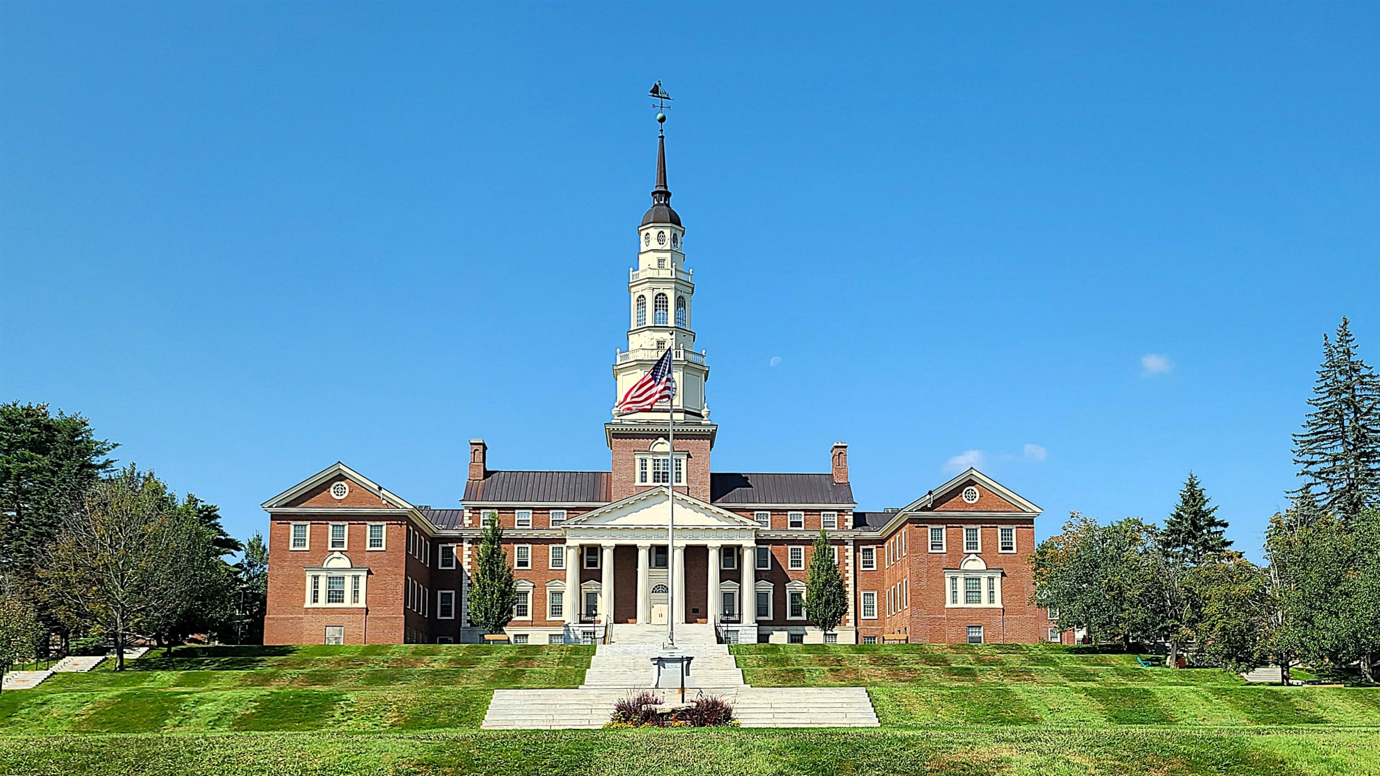 Colby College Campus is less than 5 minutes away!