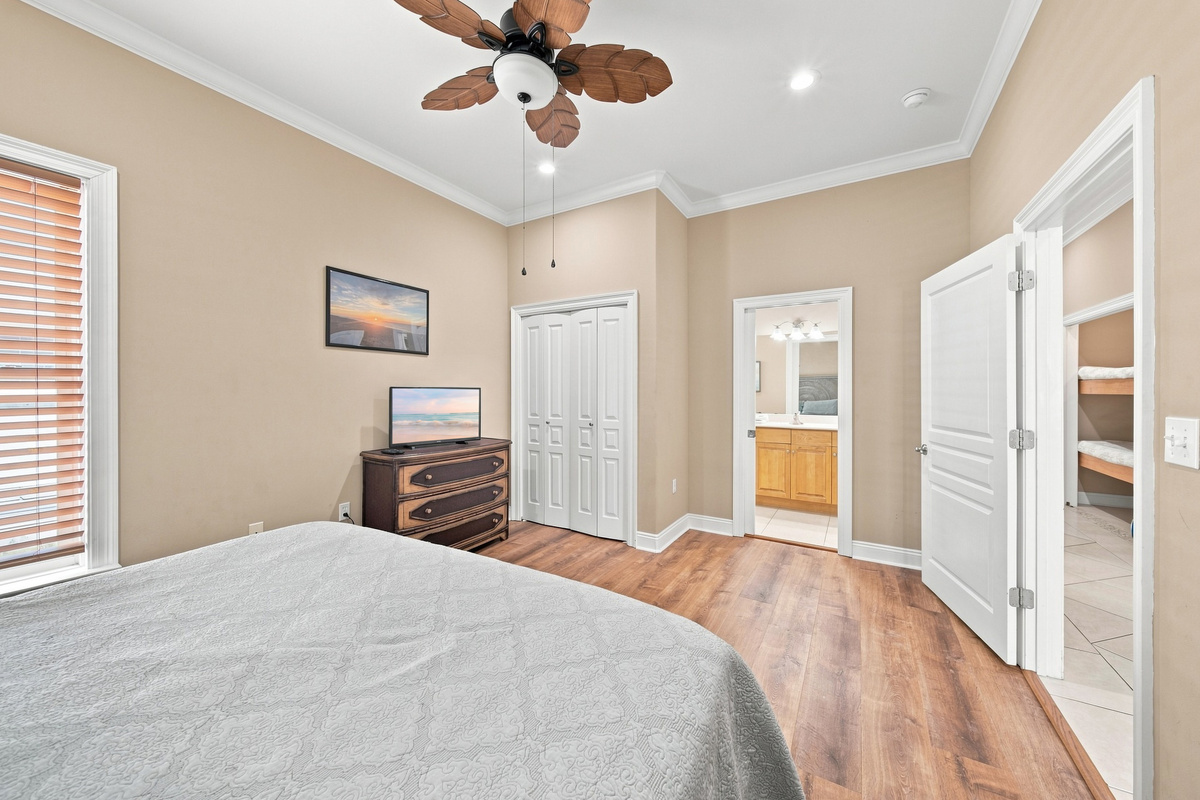 Guest bedroom with a smart TV and ceiling fan