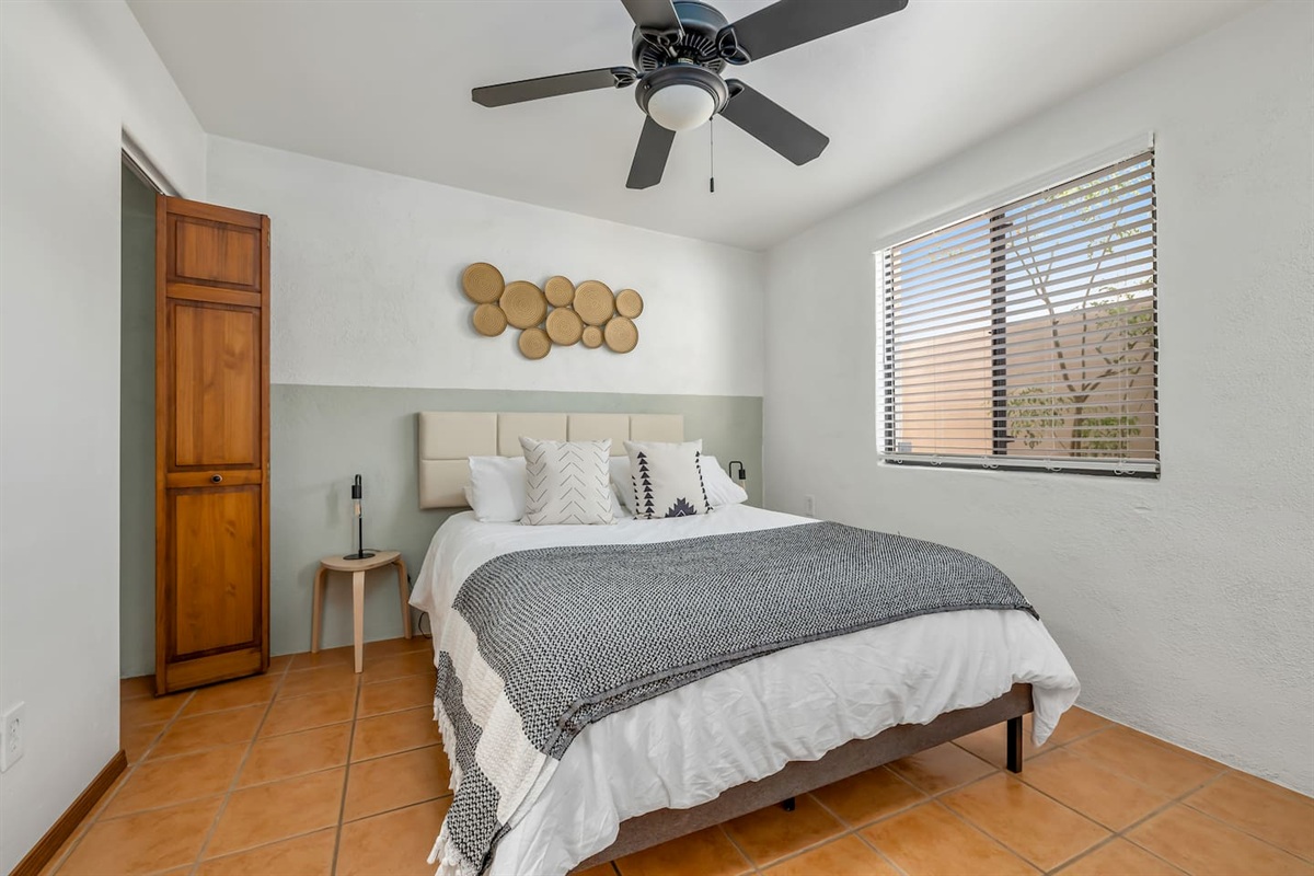 Queen size bed, closet