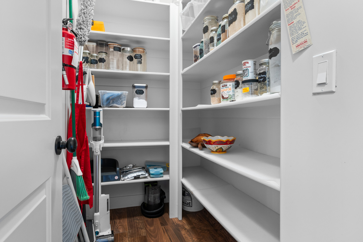 Spacious Walk-In Pantry – Plenty of room to store groceries and snacks, with extra kitchen supplies to make longer stays comfortable and convenient.